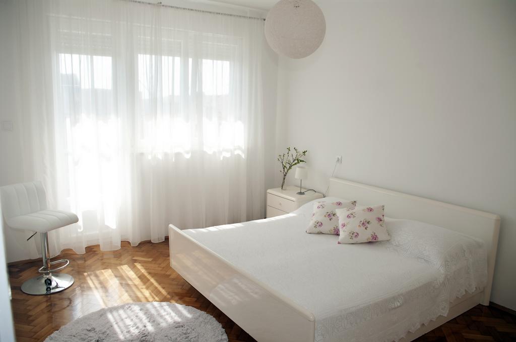 With Free Parking Apartment *