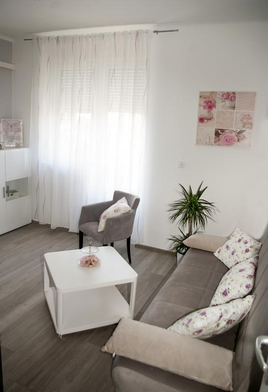 With Free Parking Apartment *